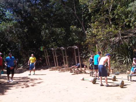 Personas ejercitando en la zona de máquinas del puesto de guarda parques de Sabas Nieves. 29-12-2012. Por: Mariana Cabrera